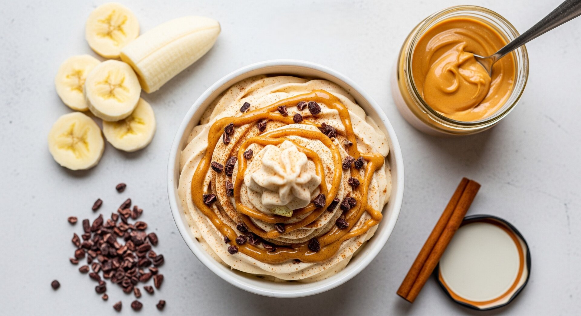 Banaan-Pindakaas Nice Cream met Cacao Nibs